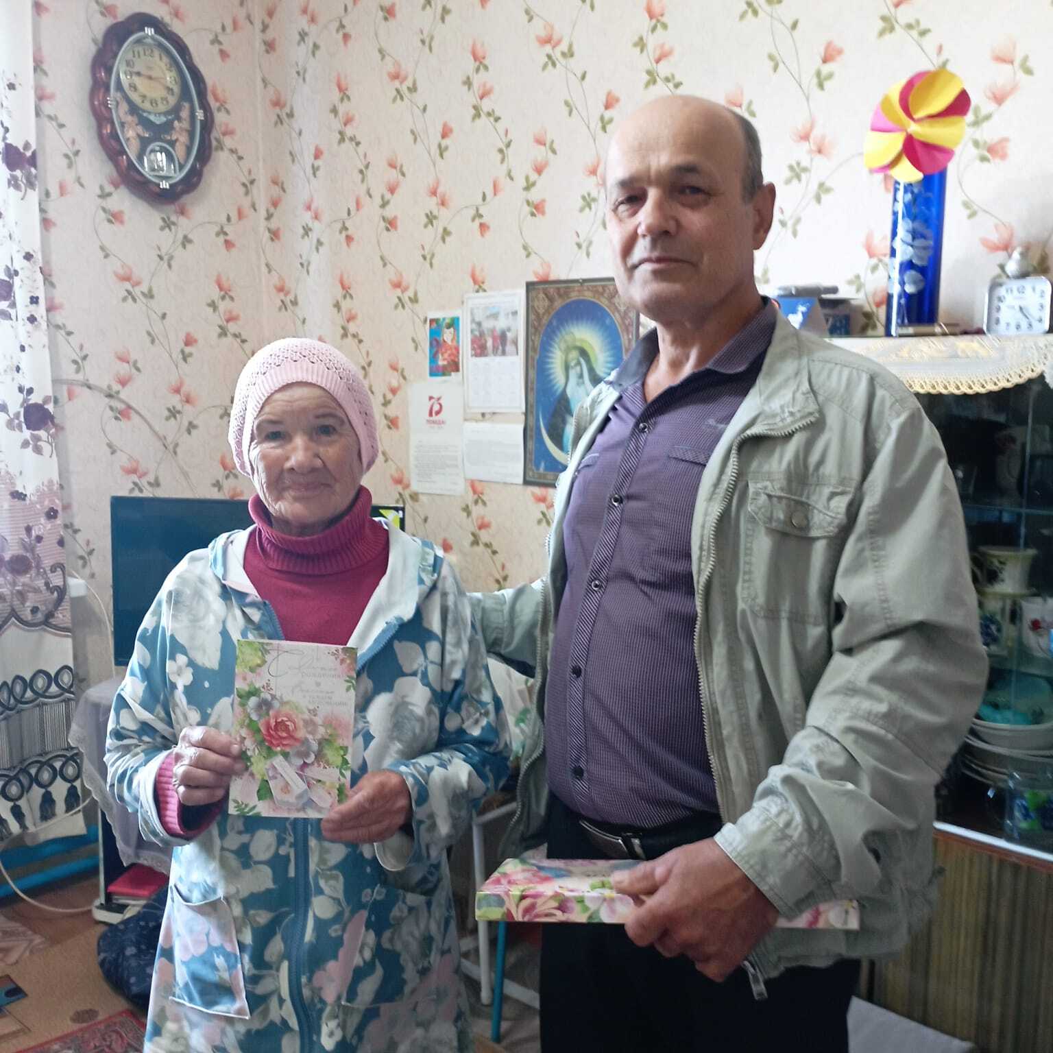 Поздравляем юбиляршу.